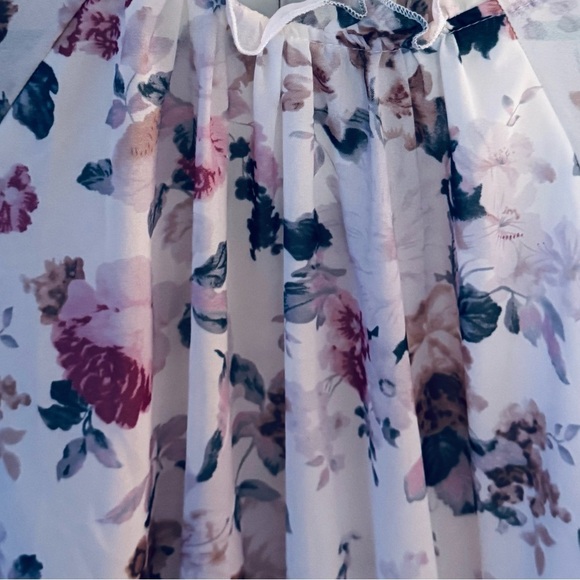 Floral Open-Back Romper - Picture 9 of 11